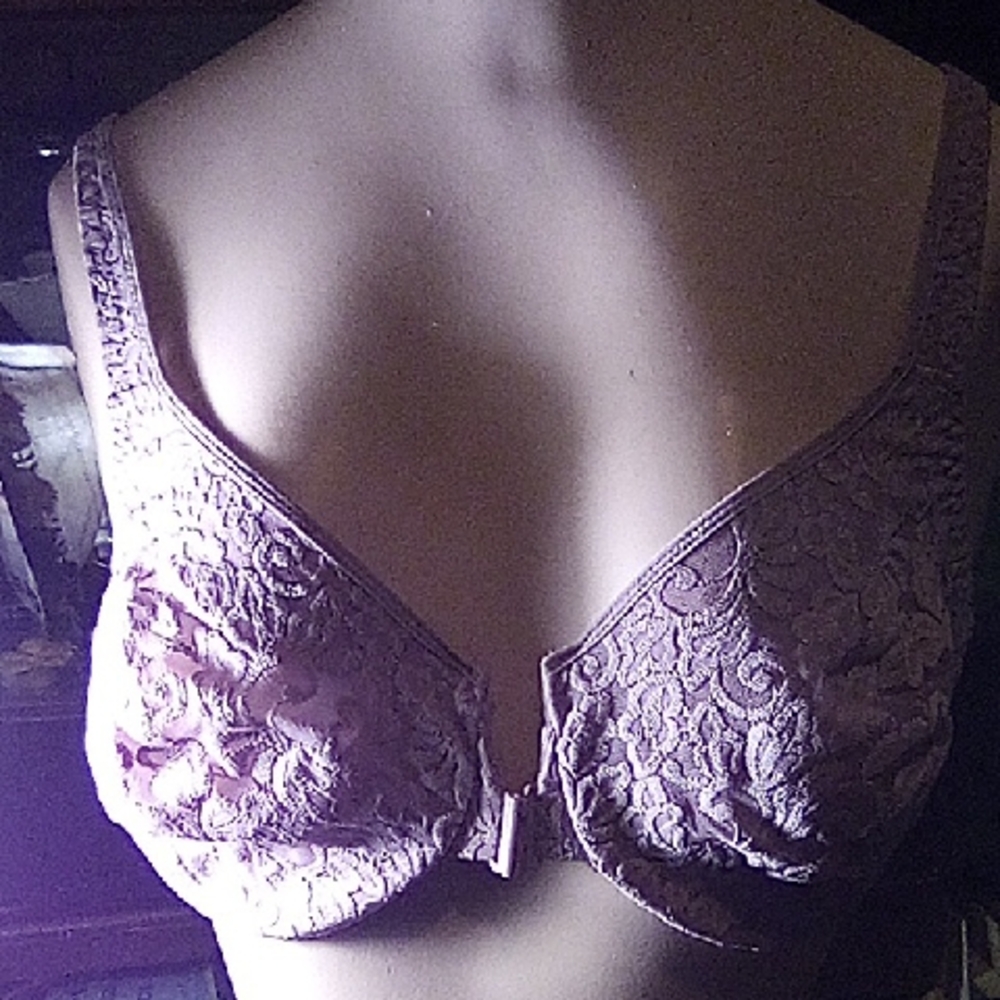 Victoria Secret 34DD Front Closing Lace Underwire Full Figure Full Coverage .